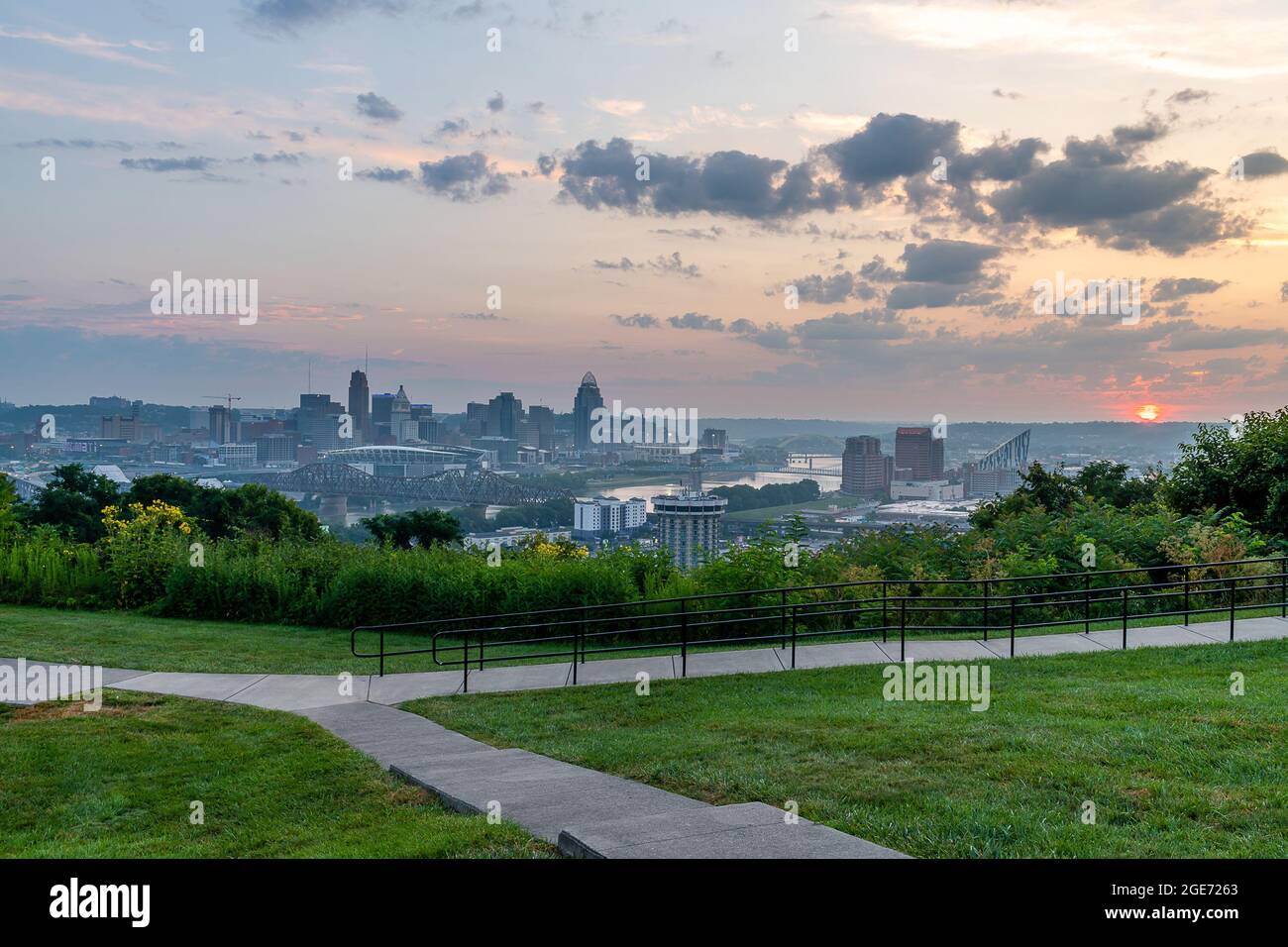 Cincinnati Skyline in Dawn vom Devou Park Stockfoto