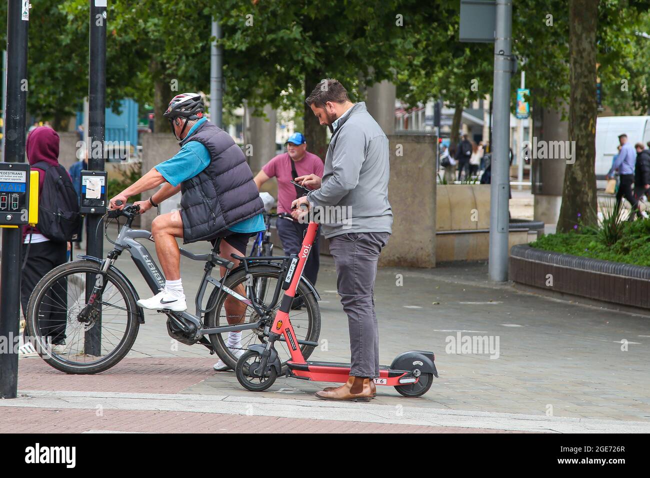 Bristol, Großbritannien. August 2021. Ein Mann auf einem elektrischen VOI-E-Scooter in Bristol. Elektro-Scooter dürfen nicht auf den Gehwegen gefahren werden, und der Benutzer muss einen Führerschein besitzen und das britische Recht einhalten. Der E-Scooter darf nur von einer Person und nicht von mehreren Personen verwendet werden. Kredit: SOPA Images Limited/Alamy Live Nachrichten Stockfoto
