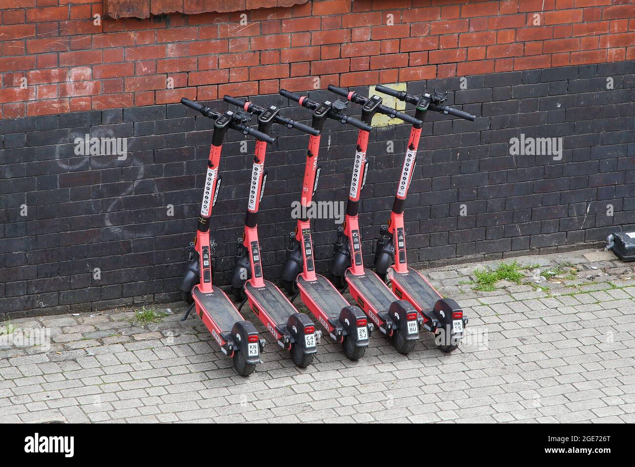 Bristol, Großbritannien. August 2021. VOI Elektro-E-Scooter in speziellen Parkzonen in Bristol geparkt. Einwohner im Westen Englands, einschließlich Bristol, können im Rahmen eines Regierungsverfahrens E-Scooter mieten. Kredit: SOPA Images Limited/Alamy Live Nachrichten Stockfoto