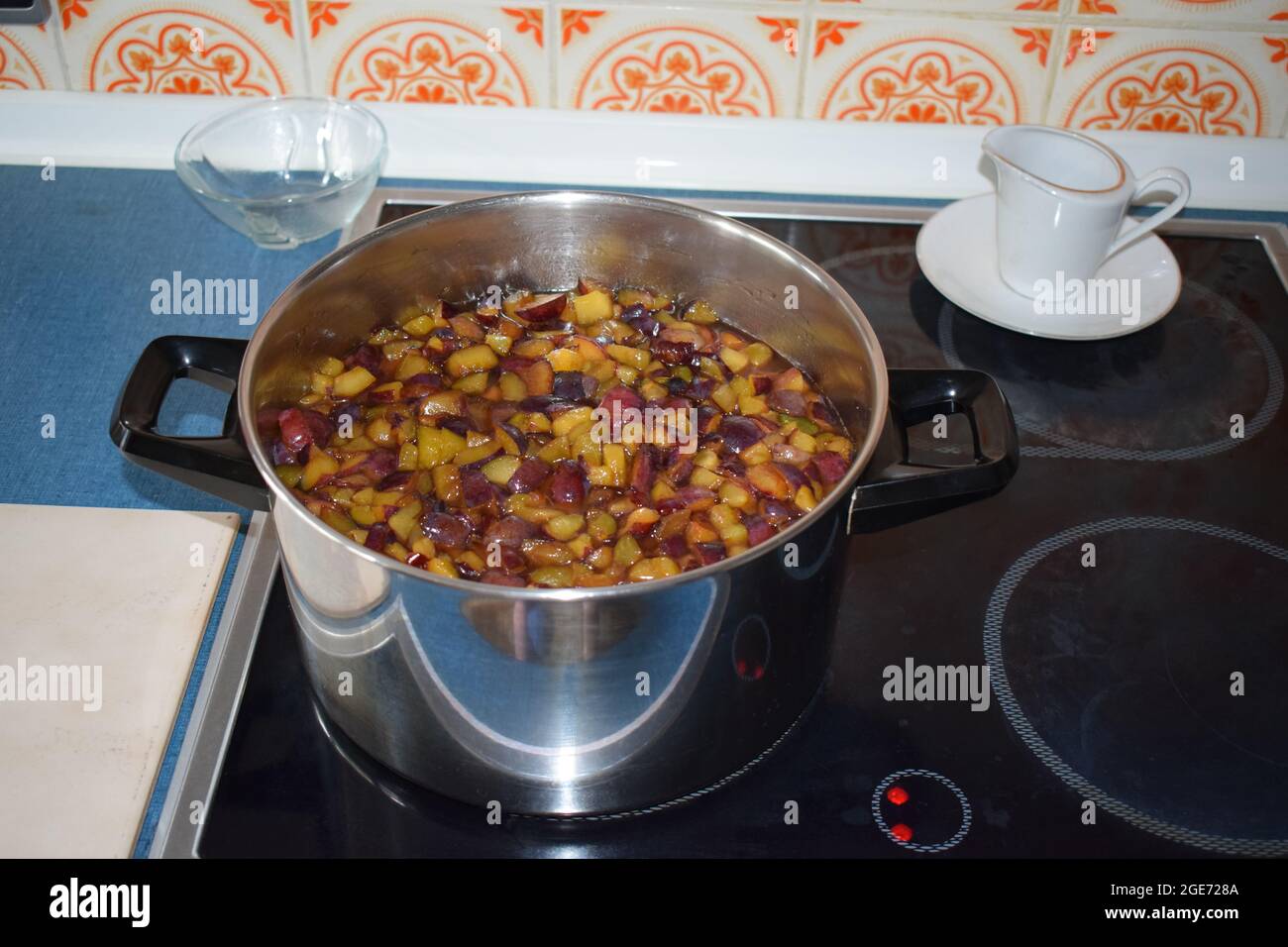 Hausgemachte Pflaumenmarmelade in der Herstellung Stockfoto