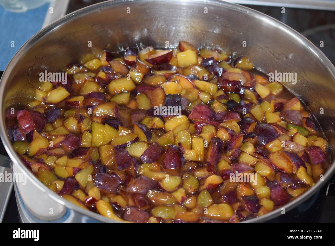 Hausgemachte Pflaumenmarmelade in der Herstellung Stockfoto