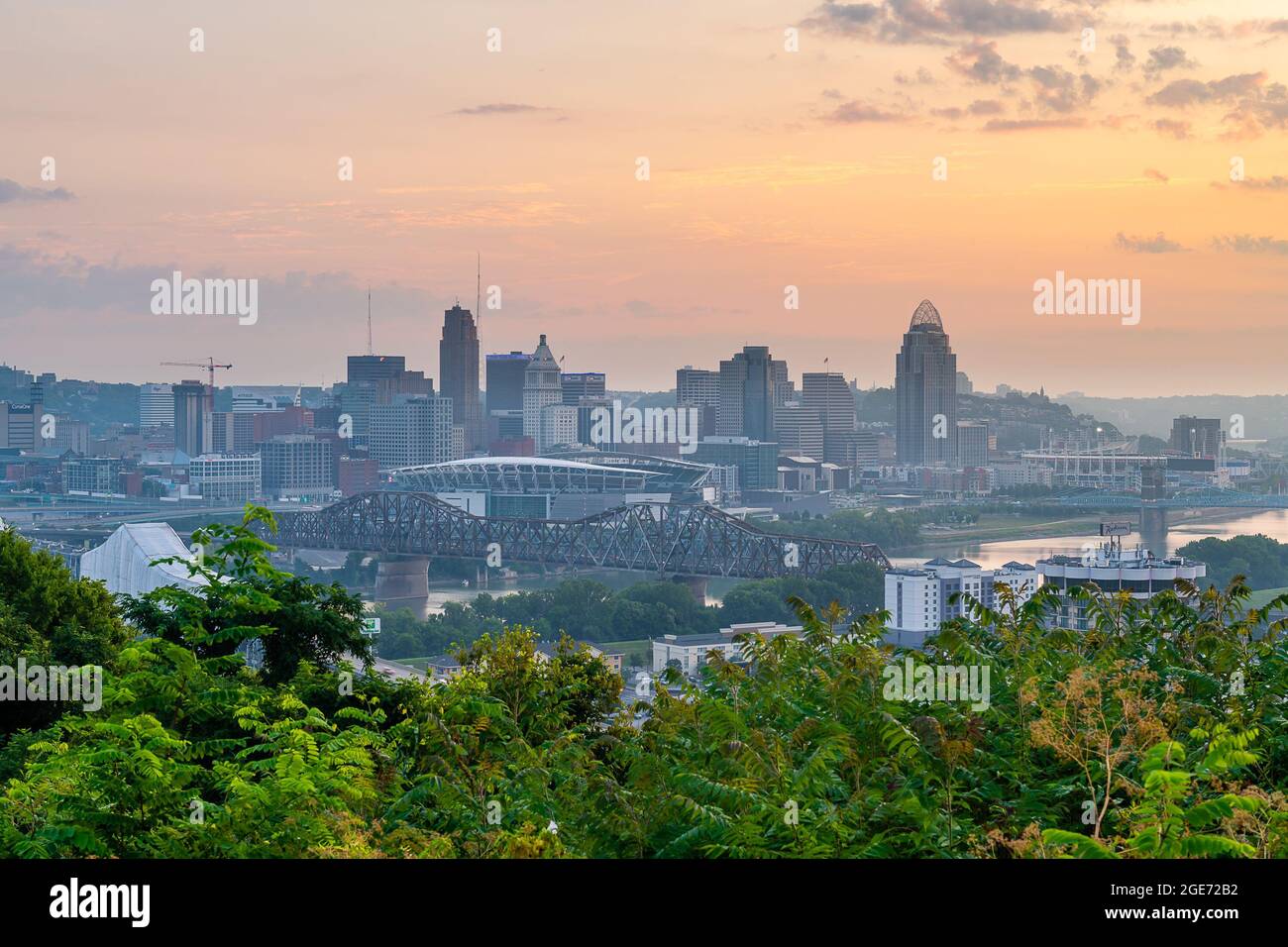 Cincinnati Skyline in Dawn vom Devou Park Stockfoto