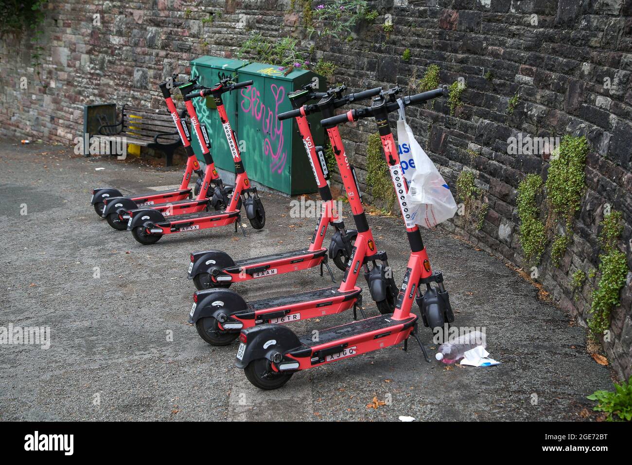 Bristol, Großbritannien. August 2021. VOI Elektro-E-Scooter in speziellen Parkzonen in Bristol geparkt. Einwohner im Westen Englands, einschließlich Bristol, können im Rahmen eines Regierungsverfahrens E-Scooter mieten. (Foto: Dinendra Haria/SOPA Images/Sipa USA) Quelle: SIPA USA/Alamy Live News Stockfoto