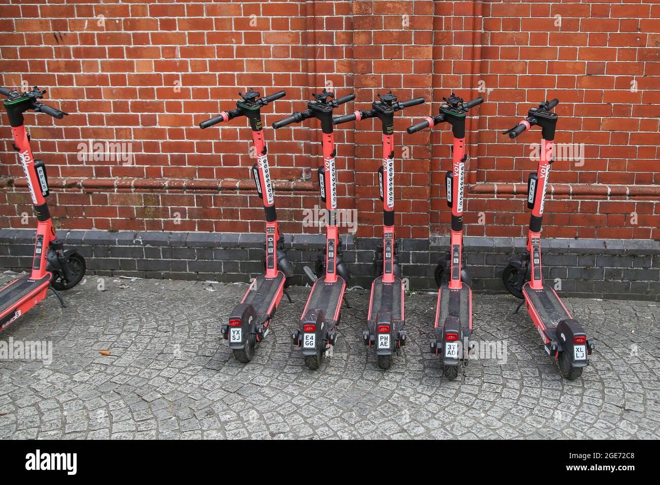 Bristol, Großbritannien. August 2021. VOI Elektro-E-Scooter in speziellen Parkzonen in Bristol geparkt. Einwohner im Westen Englands, einschließlich Bristol, können im Rahmen eines Regierungsverfahrens E-Scooter mieten. (Foto: Dinendra Haria/SOPA Images/Sipa USA) Quelle: SIPA USA/Alamy Live News Stockfoto