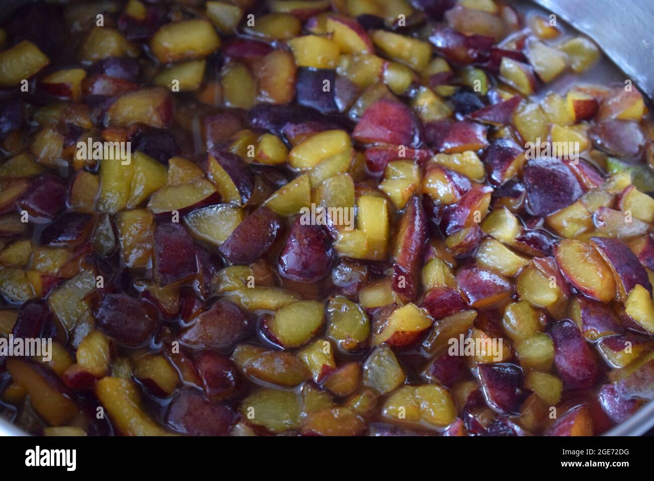 Hausgemachte Pflaumenmarmelade in der Herstellung Stockfoto