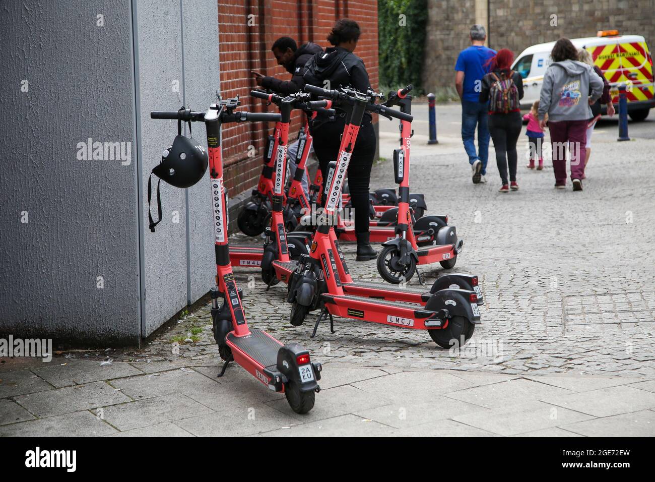Bristol, Großbritannien. August 2021. VOI Elektro-E-Scooter in speziellen Parkzonen in Bristol geparkt. Einwohner im Westen Englands, einschließlich Bristol, können im Rahmen eines Regierungsverfahrens E-Scooter mieten. (Foto: Dinendra Haria/SOPA Images/Sipa USA) Quelle: SIPA USA/Alamy Live News Stockfoto