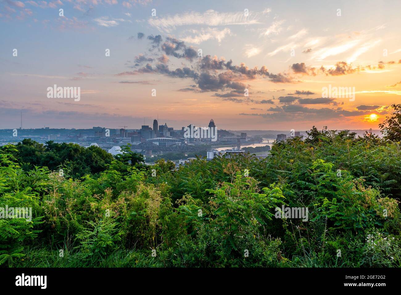 Cincinnati Skyline in Dawn vom Devou Park Stockfoto
