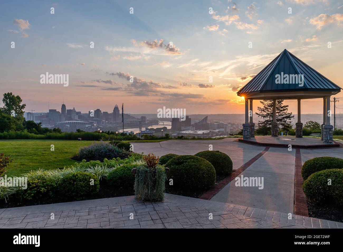 Cincinnati Skyline in Dawn vom Devou Park Stockfoto