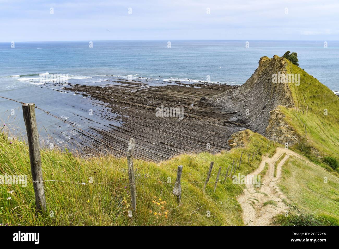 Felsformationen in der Baskenküste UNESCO Global Geopark zwischen Zumaia und Deba, Spanien Stockfoto