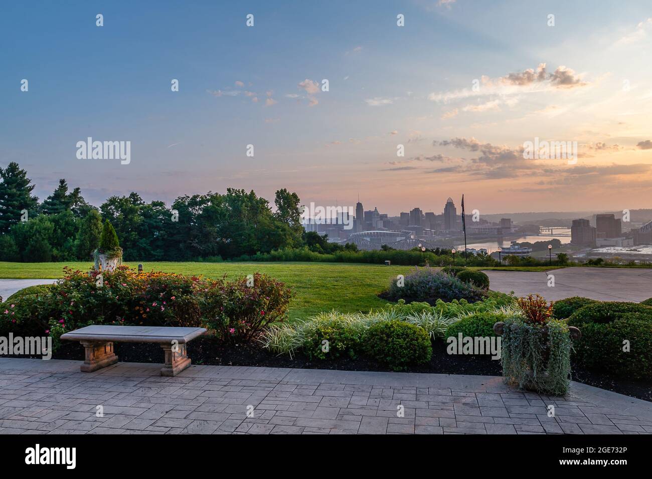 Cincinnati Skyline in Dawn vom Devou Park Stockfoto