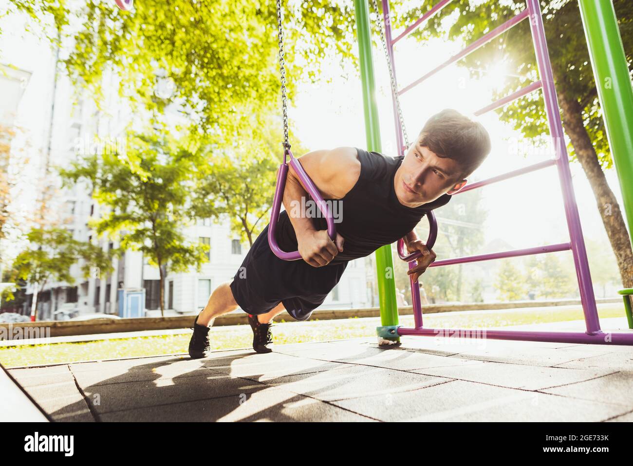 Ein junger, hübscher kaukasischer Mann in Sportkleidung, der am hellen Sommertag Sport macht. Stockfoto