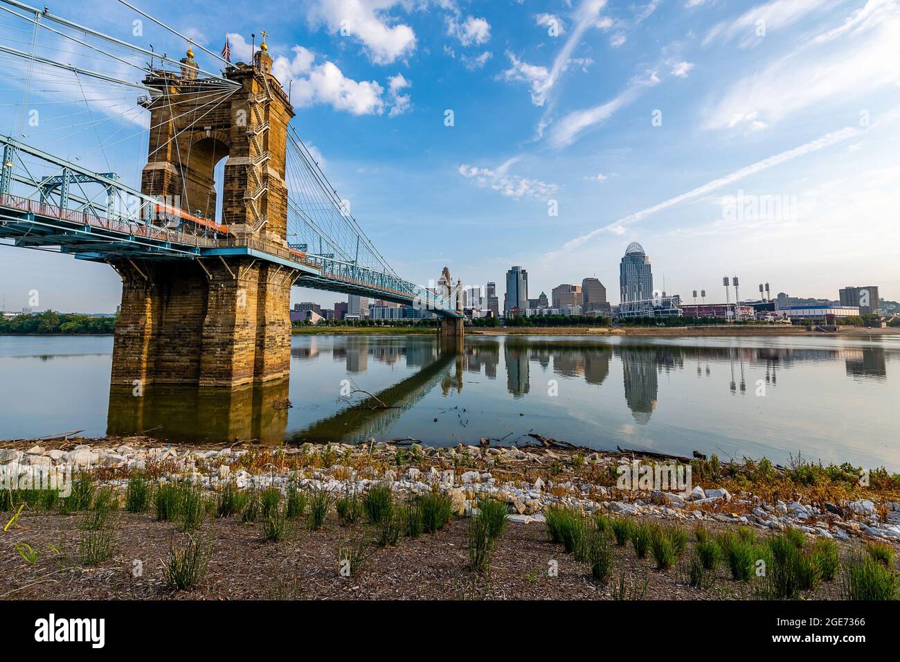 Spiegelungen der Skyline von Cincinnati im Ohio River Stockfoto