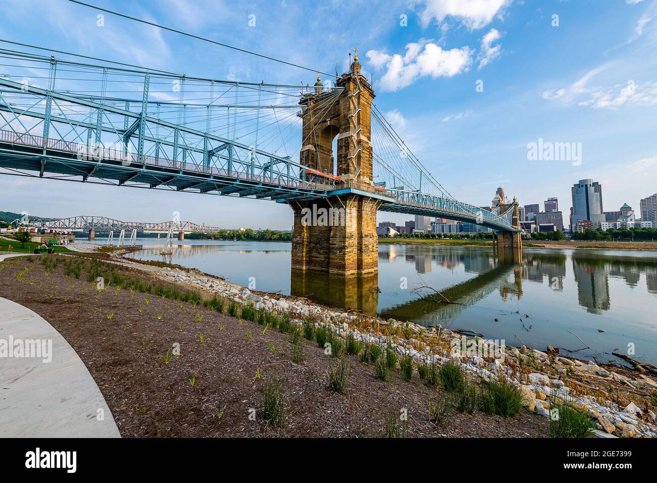 Spiegelungen der Skyline von Cincinnati im Ohio River Stockfoto
