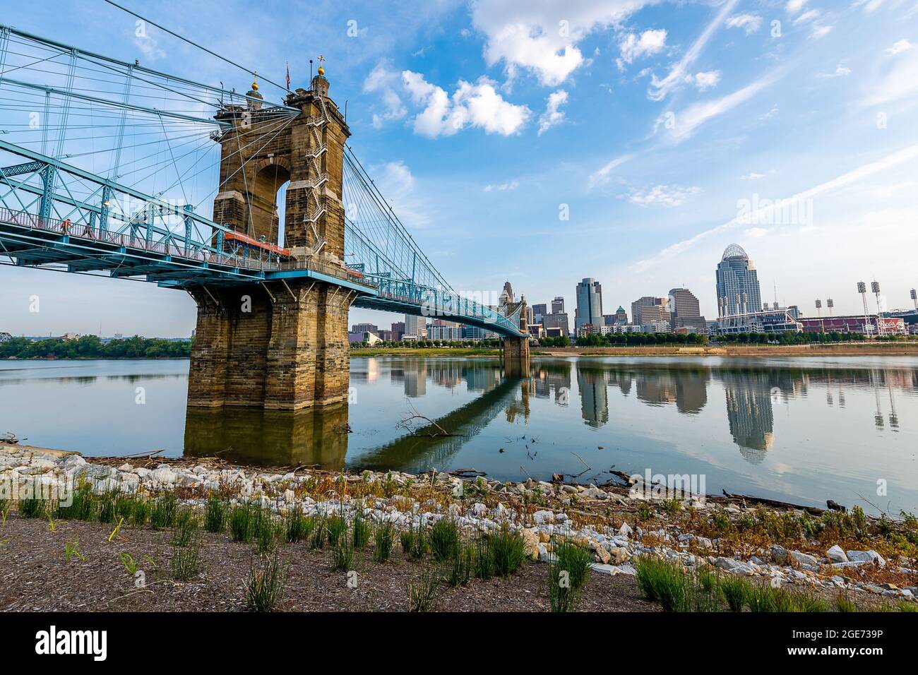 Spiegelungen der Skyline von Cincinnati im Ohio River Stockfoto