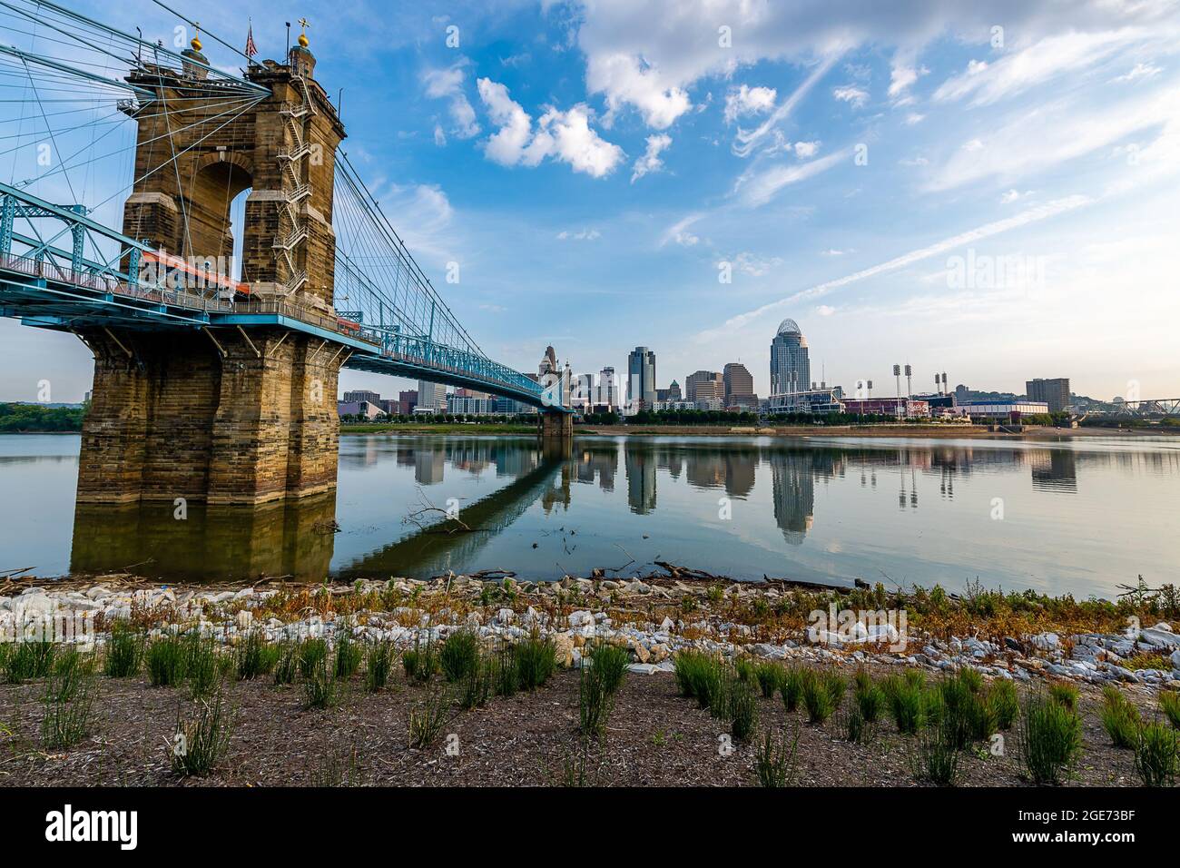 Spiegelungen der Skyline von Cincinnati im Ohio River Stockfoto