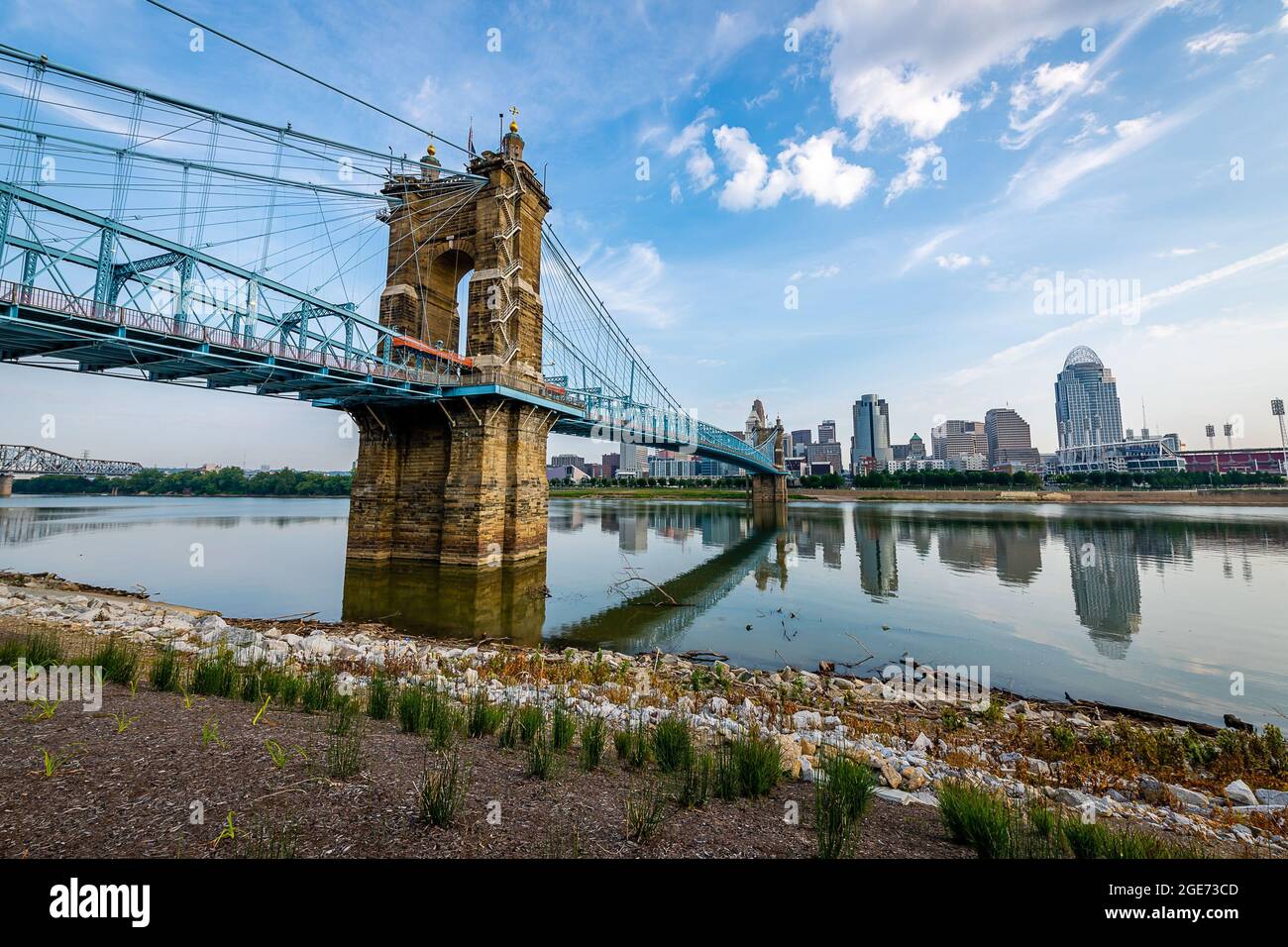 Spiegelungen der Skyline von Cincinnati im Ohio River Stockfoto
