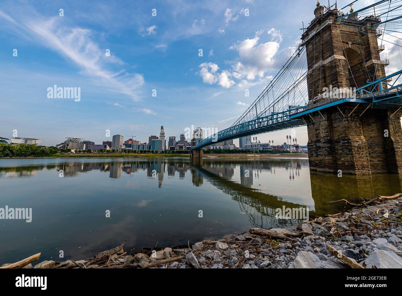 Spiegelungen der Skyline von Cincinnati im Ohio River Stockfoto