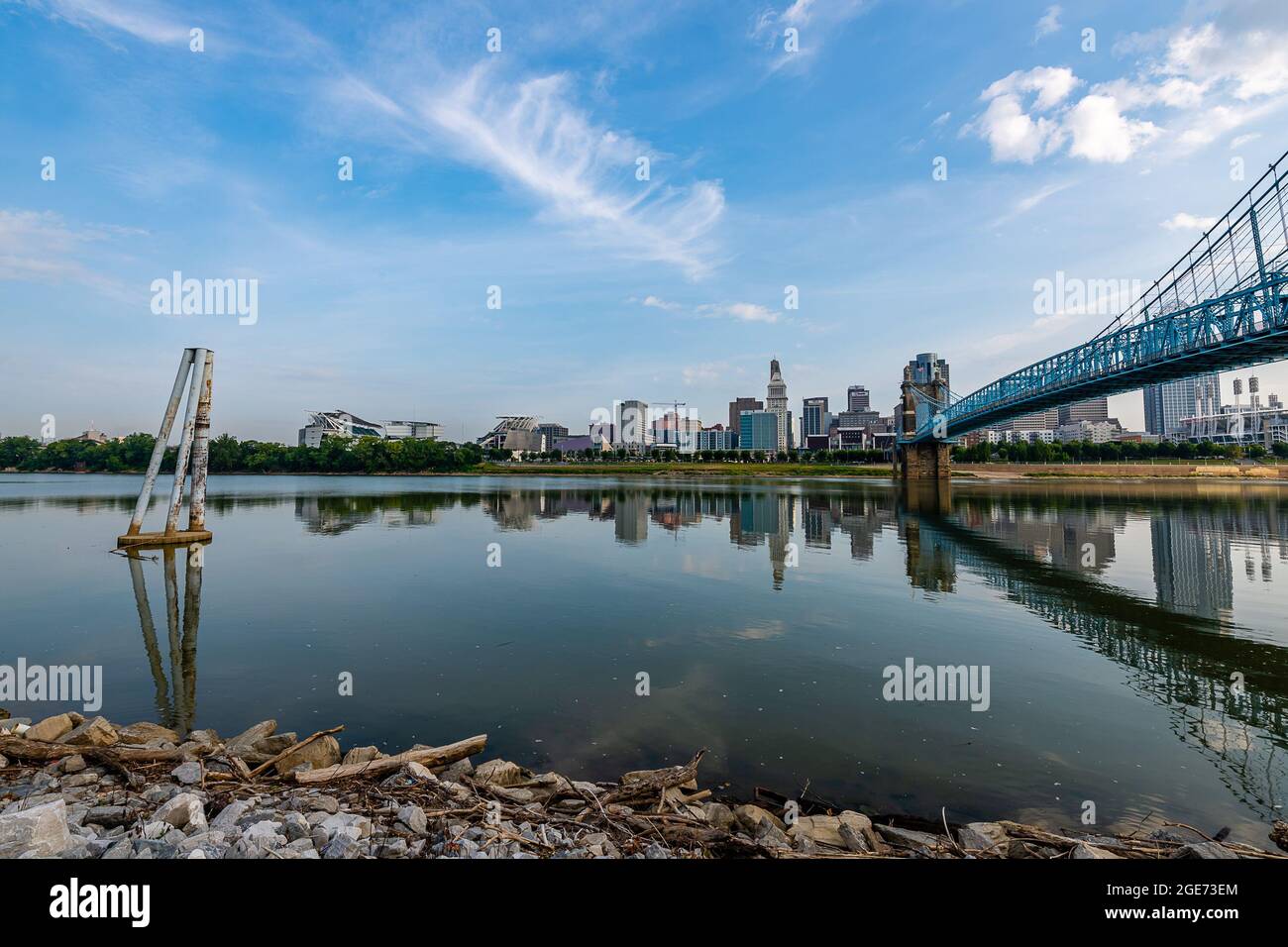 Spiegelungen der Skyline von Cincinnati im Ohio River Stockfoto