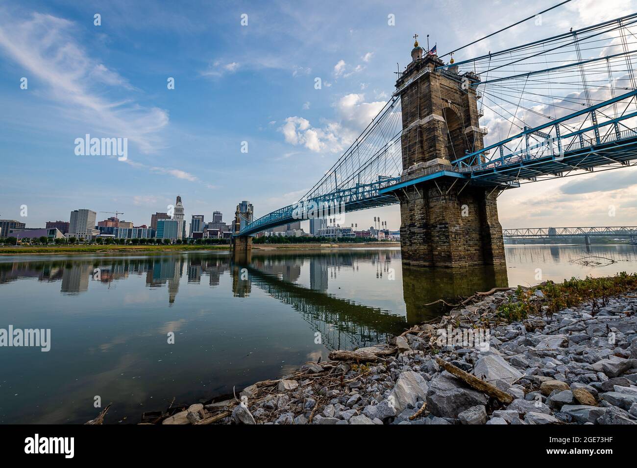 Spiegelungen der Skyline von Cincinnati im Ohio River Stockfoto