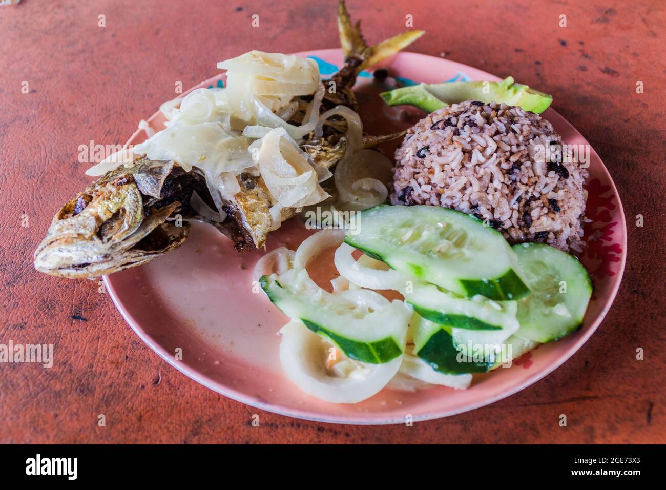 Gebratenes Fischgericht in einem Lokal in Portobelo, Panama Stockfoto