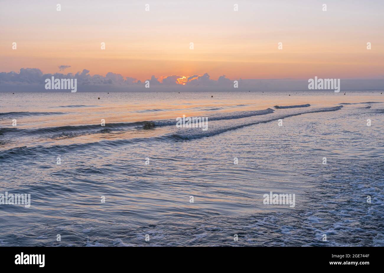 Langrune-Sur-Mer, Frankreich - 08 03 2021: Sonnenaufgang über dem Meer vom Strand Stockfoto