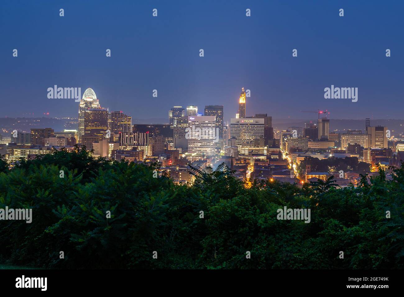 Cincinnati Skyline bei Sonnenaufgang vom Bellevue Hill Park Stockfoto