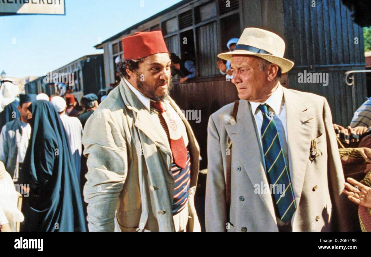 RAIDERS OF THE LOST ARK 1981 Paramount Picturs Film mit John Rhys-Davies links und Denholm Elliott Stockfoto