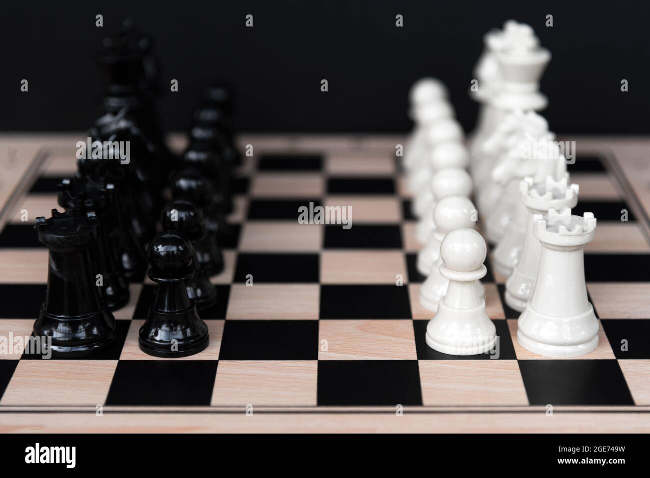 Schwarz-Weiß-Schachbrett auf schwarzem Hintergrund Stockfoto