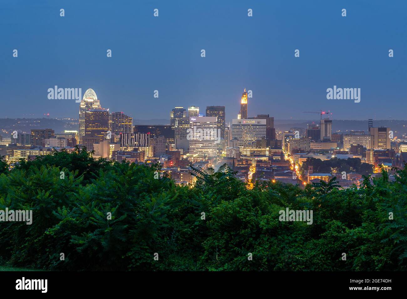 Cincinnati Skyline bei Sonnenaufgang vom Bellevue Hill Park Stockfoto