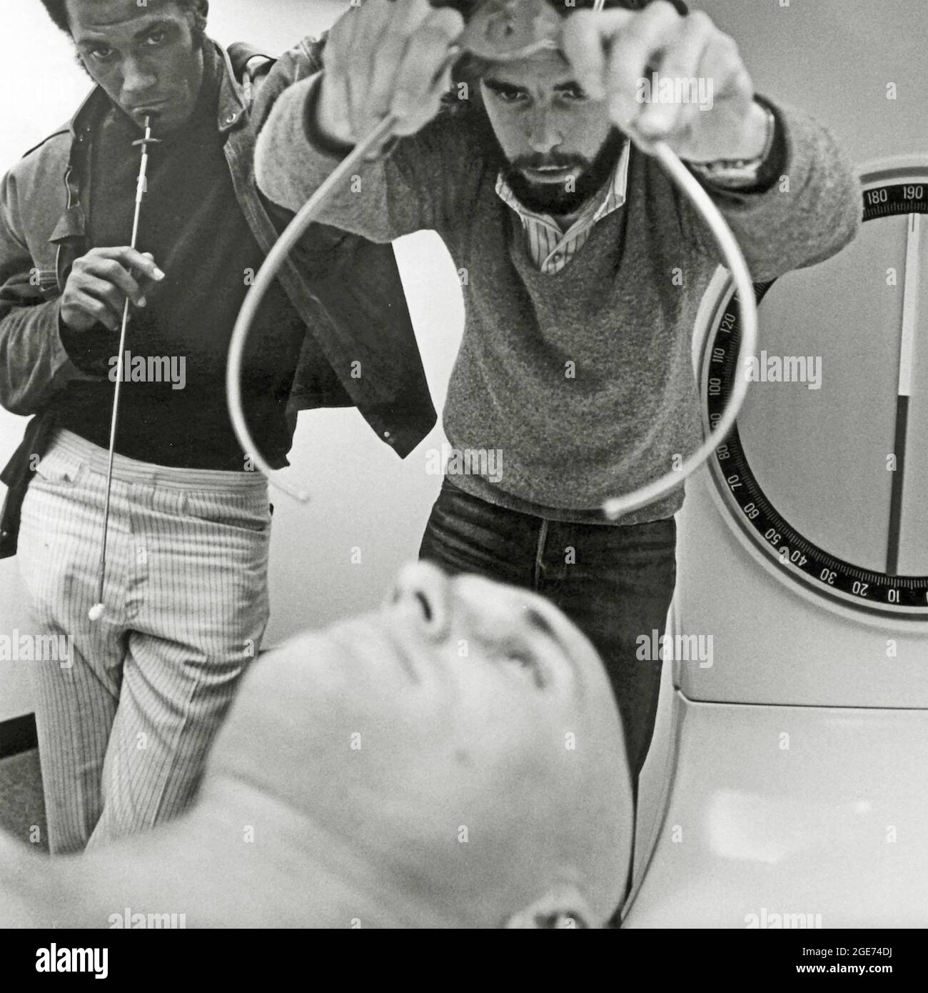 THX 1138 1971 Warner Bros Film . Regisseur George Lucas probiert seine Bremssättel an Robert Duvall Stockfoto