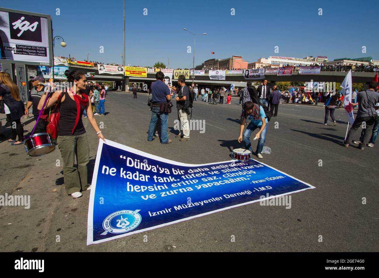 Menschen, die während der Demonstration der Alevis gegen Diskriminierung und gegen die Beteiligung der Türkei am Krieg in Syrien ein Banner mit Anti-Kriegs-Linien von dem kurdischen Sänger Aram Tigran, der in der Türkei geboren wurde, ablegen. Stockfoto