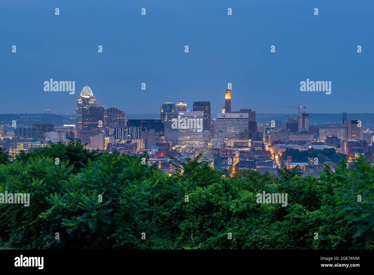 Cincinnati Skyline bei Sonnenaufgang vom Bellevue Hill Park Stockfoto