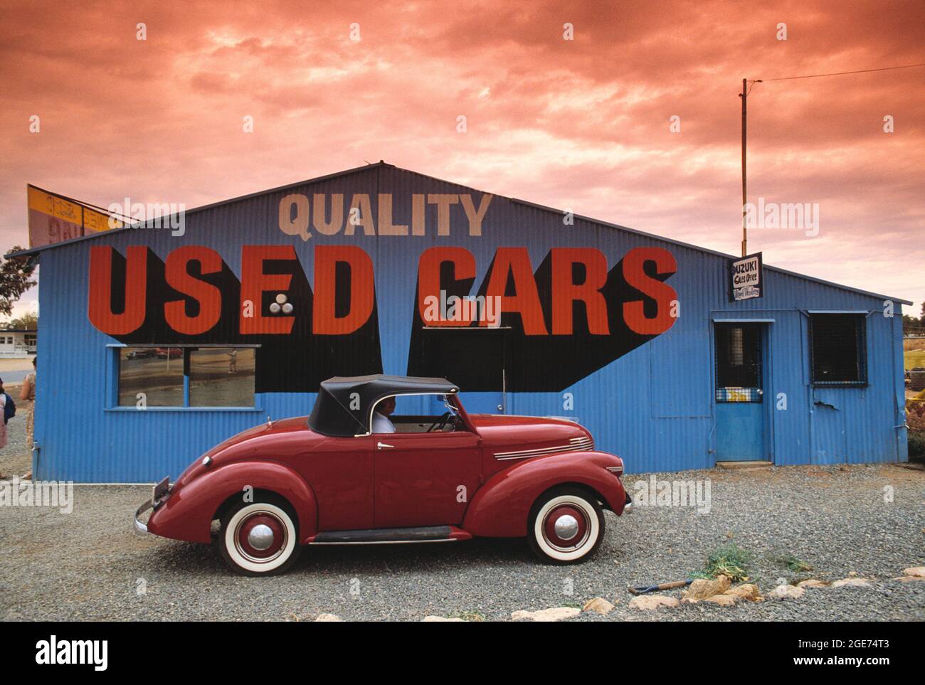 Australien. Northern Territory. Alice Springs. Gebrauchtwagenhändler. Kraftfahrzeug. 1937 Willys Auto. Stockfoto