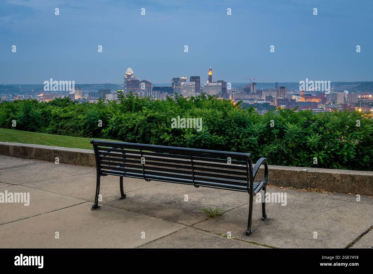 Cincinnati Skyline bei Sonnenaufgang vom Bellevue Hill Park Stockfoto