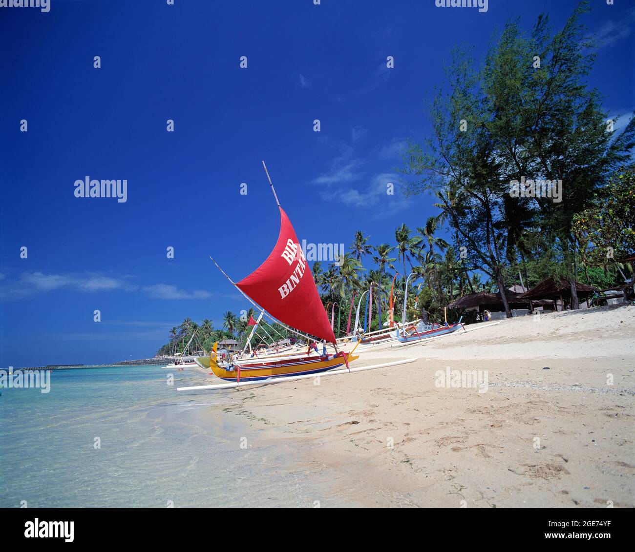 Indonesien. Bali. Sanur. Strandszene mit Segelbooten. Stockfoto