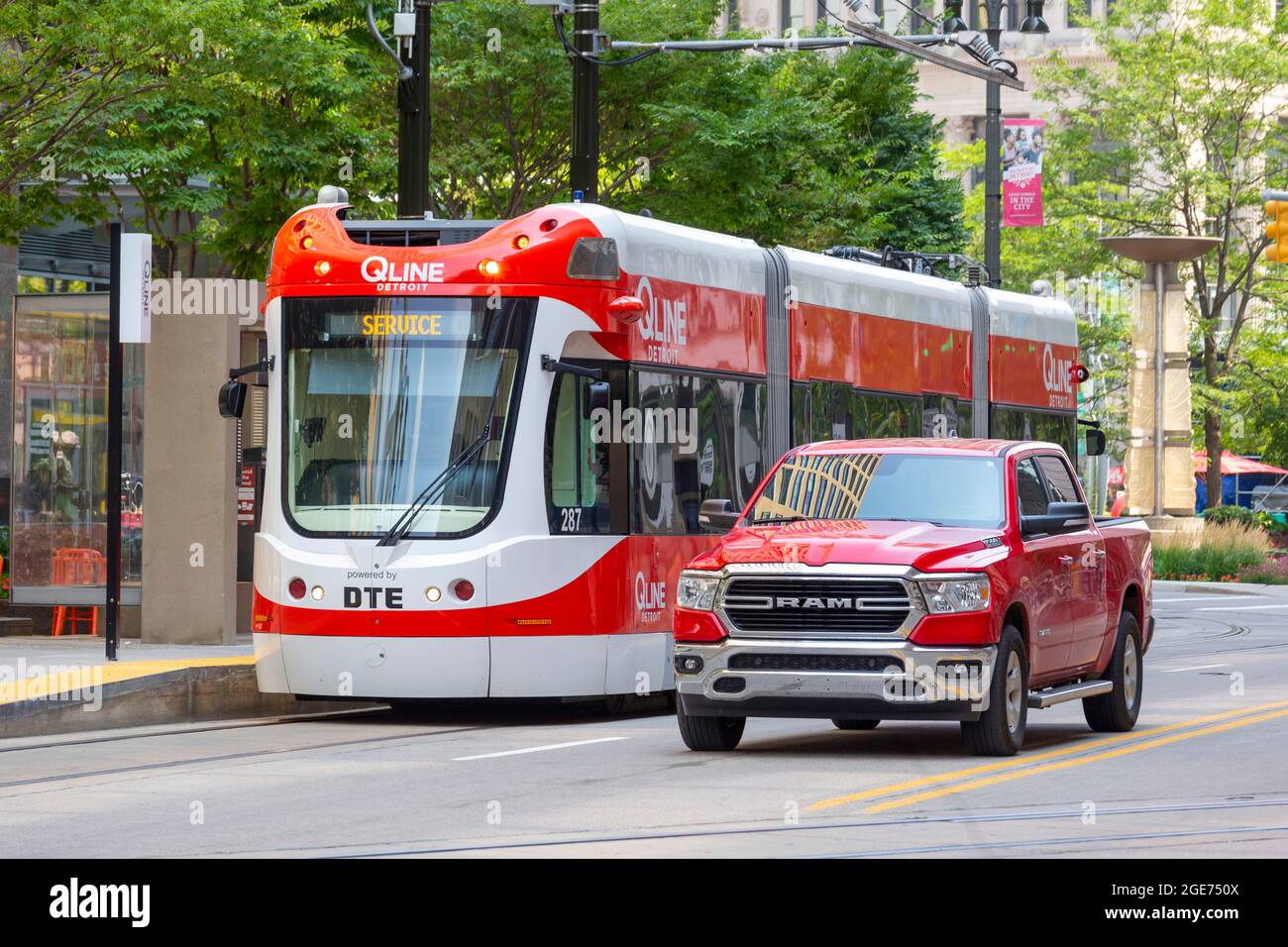 Detroit, Michigan - EINE QLine Straßenbahn und Dodge RAM Pickup-Truck auf einer Straße in der Innenstadt. Stockfoto