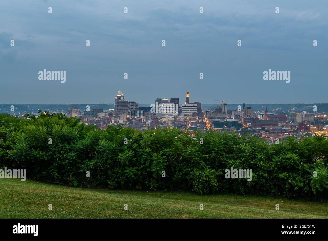 Cincinnati Skyline bei Sonnenaufgang vom Bellevue Hill Park Stockfoto