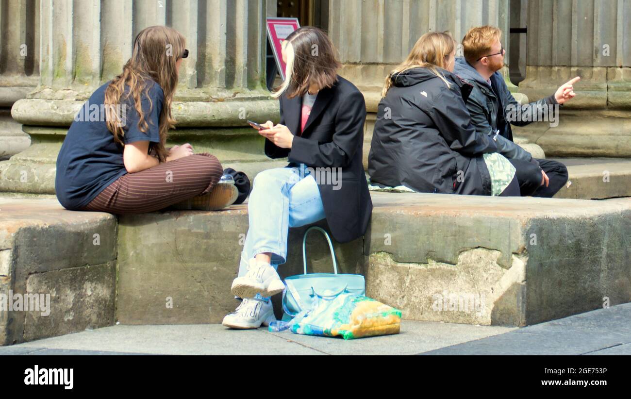 Glasgow, Schottland, 17. August 2021. UK Wetter: Sonnentag sah glückliche Einheimische und Touristen genießen es, in der Sonne und ein wenig Humor in der Stadt zu sitzen. Credit Gerard Ferry/Alamy Live News Stockfoto