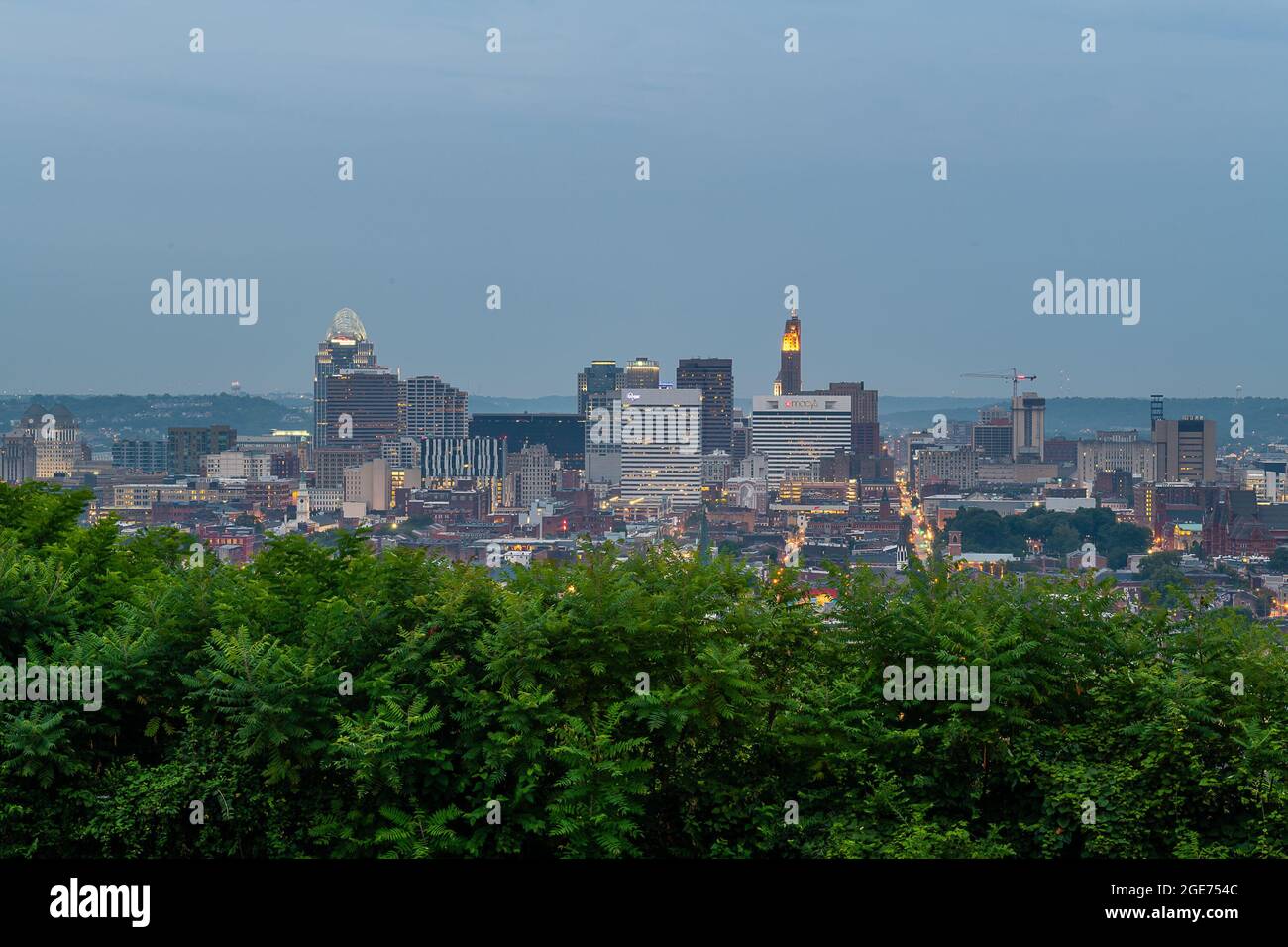 Cincinnati Skyline bei Sonnenaufgang vom Bellevue Hill Park Stockfoto