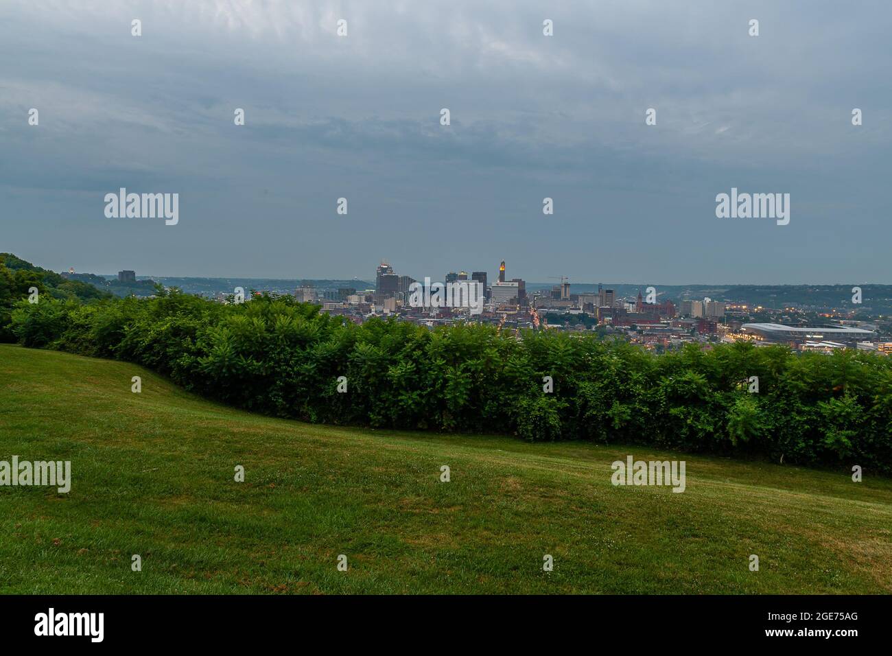 Cincinnati Skyline bei Sonnenaufgang vom Bellevue Hill Park Stockfoto