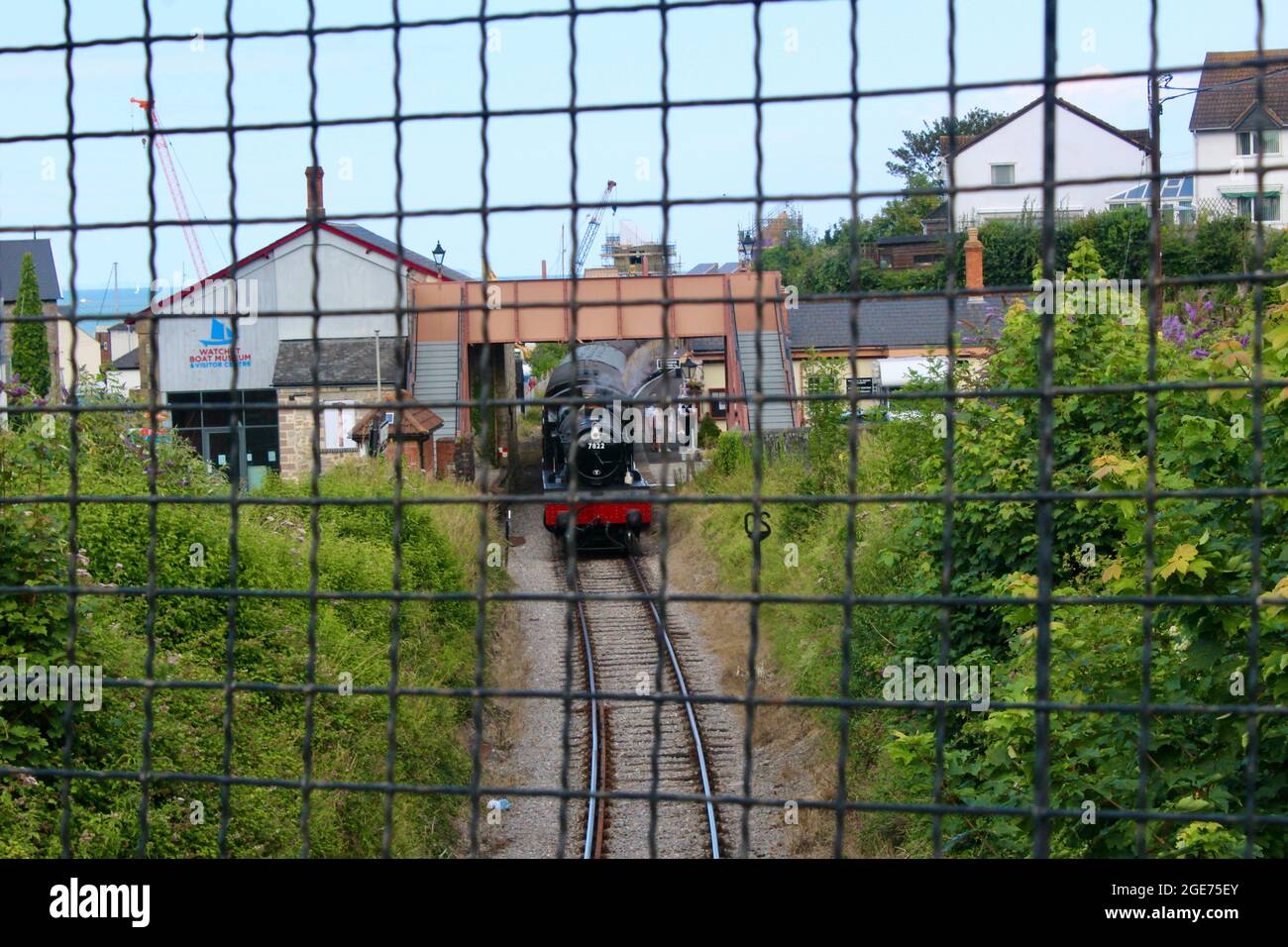 Eine westliche somerset-Dampfmaschine kommt an der watchet-Station somerset england uk an Stockfoto