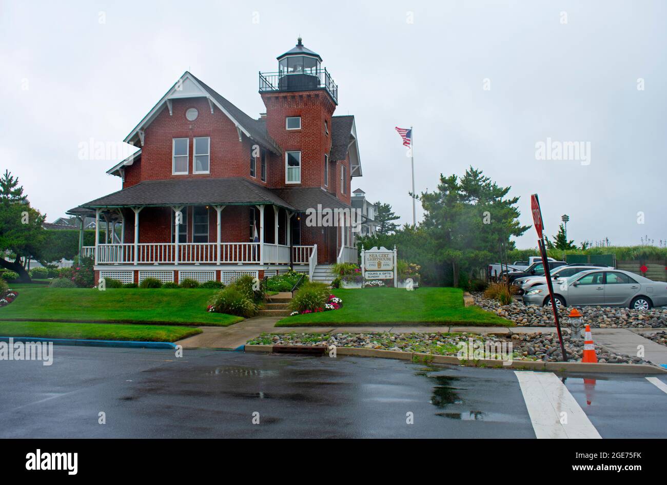 Kleiner Leuchtturm aus rotem Backstein an der Atlantikküste von New Jersey in der Stadt Sea Gurt an einem regnerischen Tag -02 Stockfoto