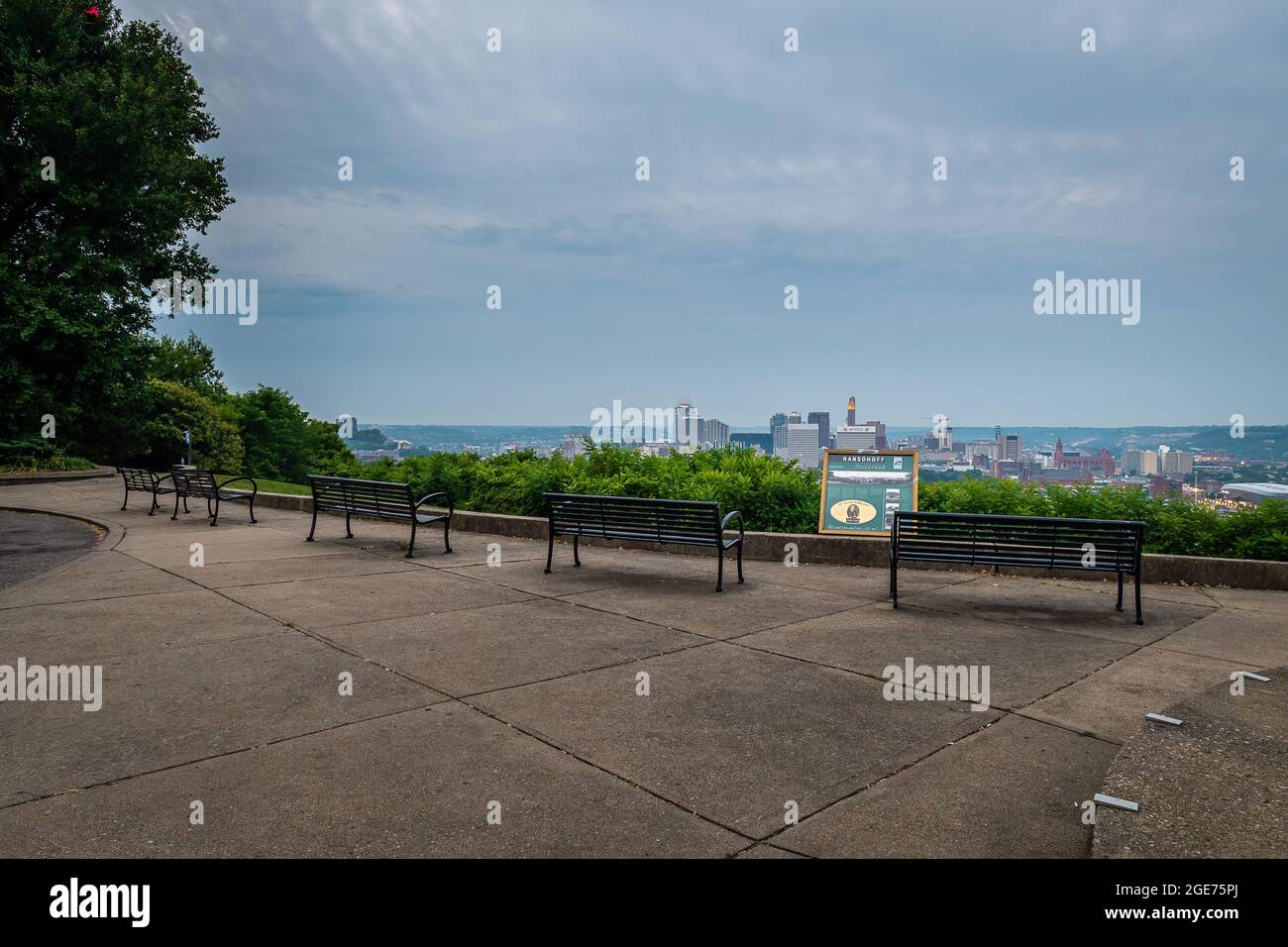 Cincinnati Skyline bei Sonnenaufgang vom Bellevue Hill Park Stockfoto