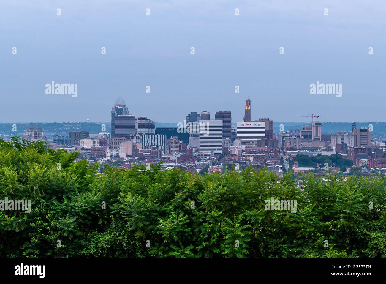 Cincinnati Skyline bei Sonnenaufgang vom Bellevue Hill Park Stockfoto