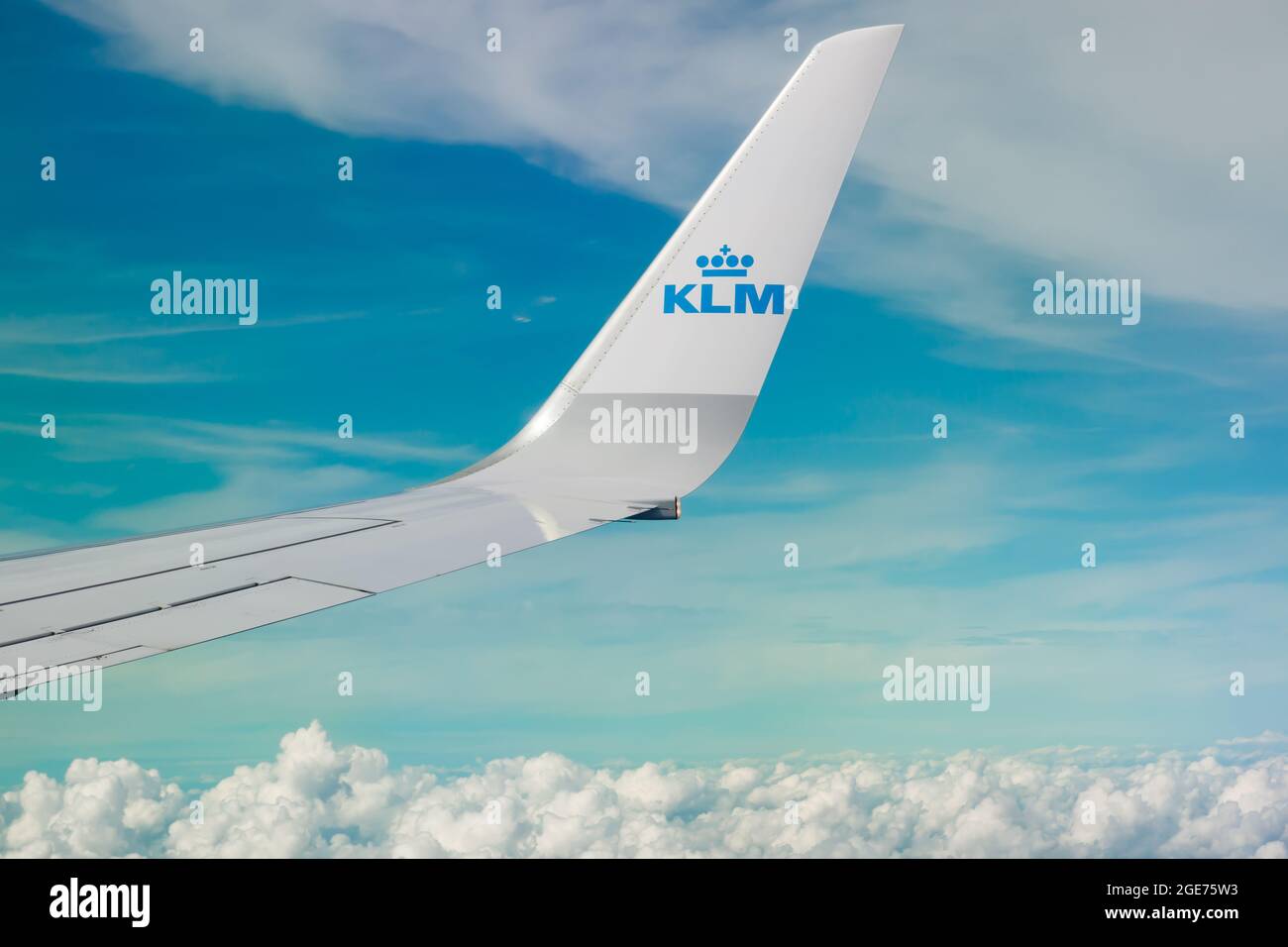 Helsinki, Finnland - 7. Juli 2021: KLM Plain Wing over blue Sky. Flug von Helsinki nach Amsterdam. Stockfoto