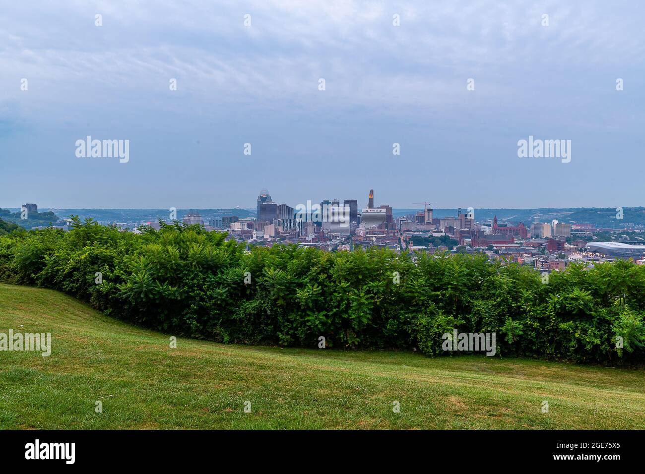 Cincinnati Skyline bei Sonnenaufgang vom Bellevue Hill Park Stockfoto