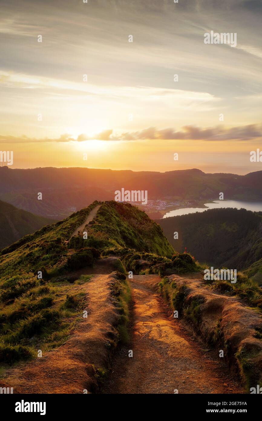 Vulkan Lake Lagoa Azul auf der Insel Sao Miguel, Azoren, nachbearbeitet mit Expositionsanschichtungen Stockfoto