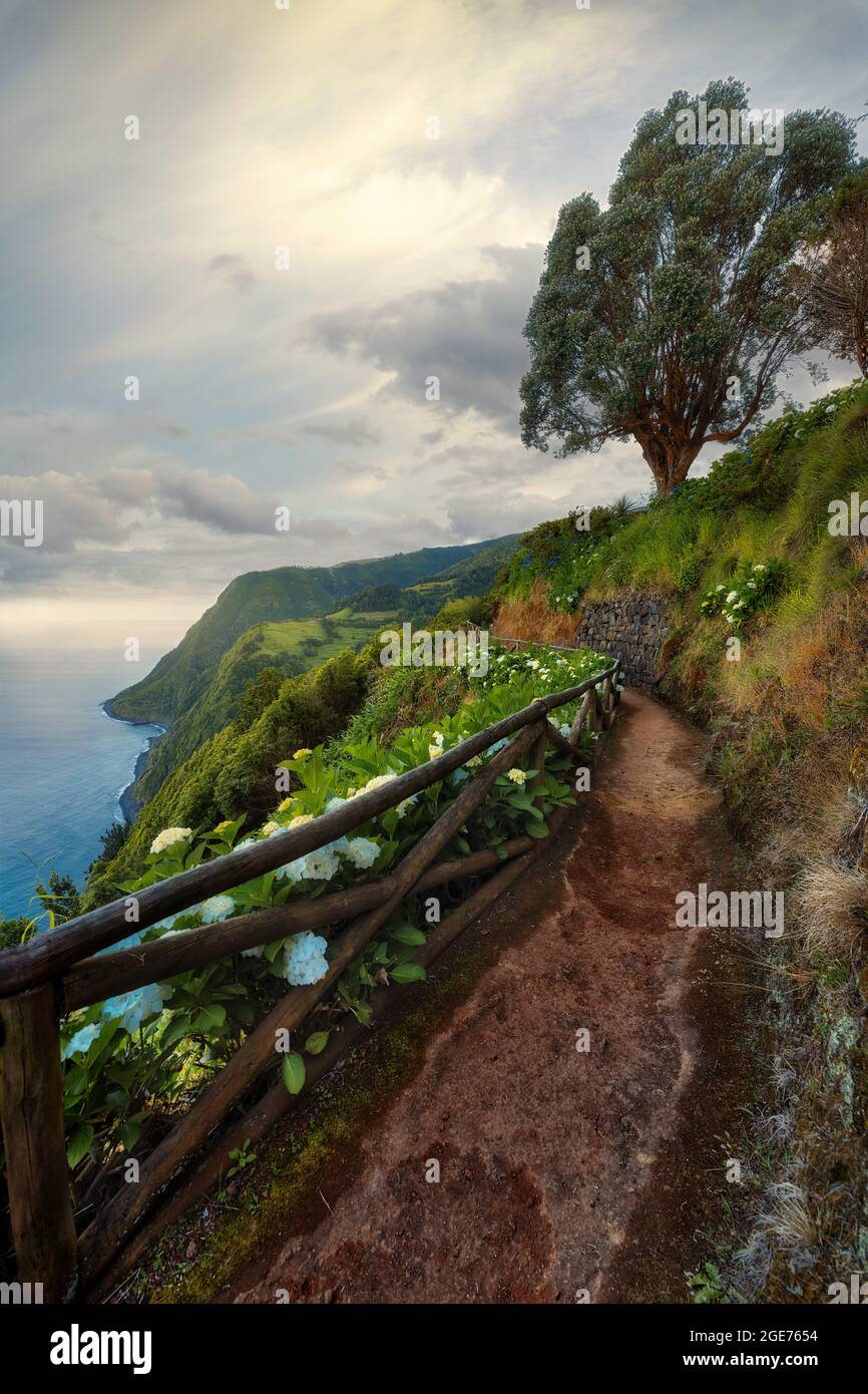 Ponta da Madrugada an der Ostküste von Sao Miguel, Azoren, Portugal, wurde mit Belichtungsreihenanstachelung nachbearbeitet Stockfoto