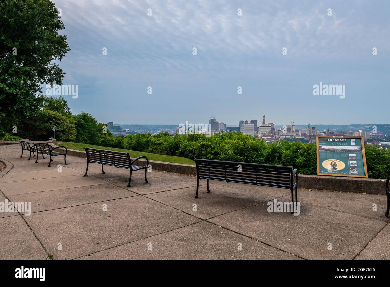 Cincinnati Skyline bei Sonnenaufgang vom Bellevue Hill Park Stockfoto