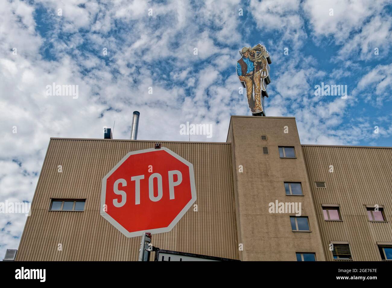 Marlboro Mann auf dem Dach der Philip Morris Manufacturing GmbH in Neukölln, Stop Schild, Neuköllnische Allee, Berlin , Stockfoto